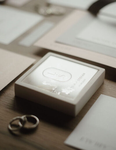 Ring boxes and stationery details, Berghochzeiten Ronja Baumbach, wedding planner