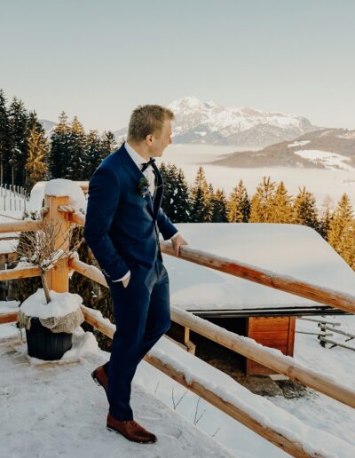 Bräutigam bei seinem Getting Ready auf seiner Winterhochzeit in Maria Alm