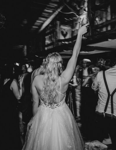 Braut auf der Hochzeitsfeier im Winter in den Bergen im Salzburger Land