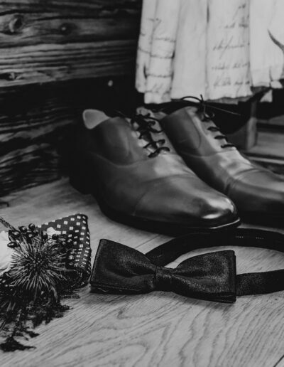 Die Accessoires des Bräutigams am Tag seiner Berghochzeit im Winter