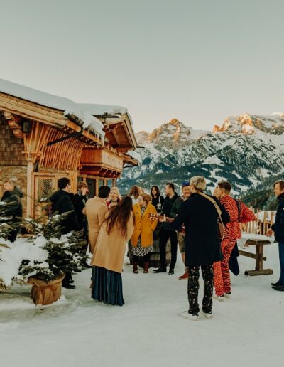 Glühweinempfang als alternative zum klassischen Sektempfang auf der Berghochzeit in Österreich