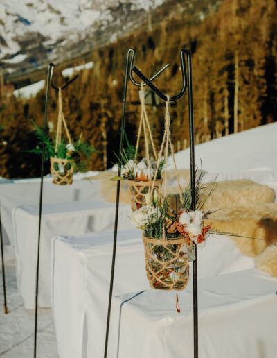 Wunderschöne Blumendekoration für eine freie Trauung im Winter in den Bergen