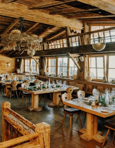 Gemütliche Almhütte in Österreich für eine Hochzeitsfeier in den Bergen im Winter