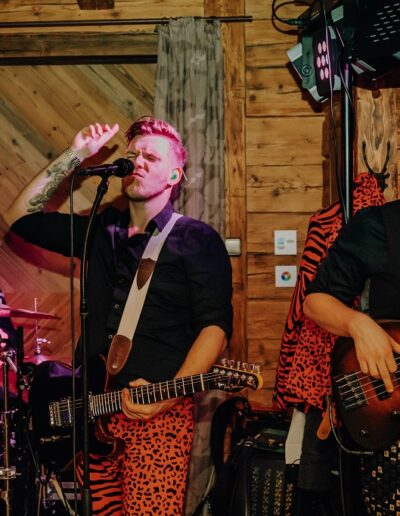 Hochzeitsband macht Stimmung auf der Winterhochzeit in den Bergen in Österreich