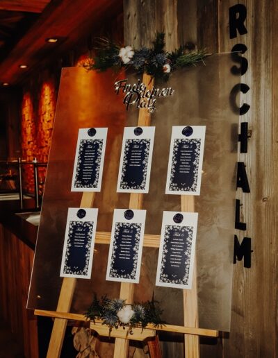 Tischplan für eine Winterhochzeit als Inspiration wie einer Hochzeit in den Bergen aussehen kann