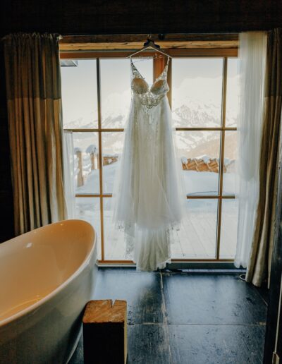 Das wunderschöne Brautkleid vor einem atemberaubenden Bergpanorama in den Bergen Österreichs und des Allgäus