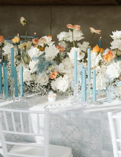 Dekorierter Dinnertisch mit weißen Stühlen auf einer Winterhochzeit in den Bergen Allgäus