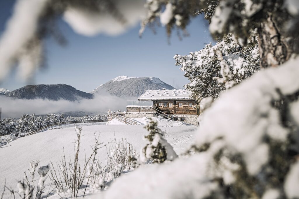 The Stöttlalm in Untermieming as a wedding location for a winter wedding in the snow