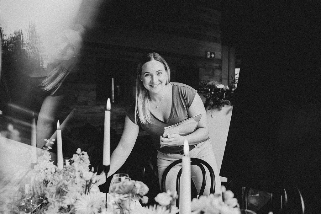 Zeremonienmeister bei einer Berghochzeit beim prüfen der Sitzordnung