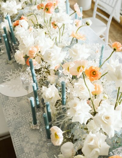 Geschmückter Tisch mit Kerzen und Floristik auf einer Winterhochzeit in den Bergen