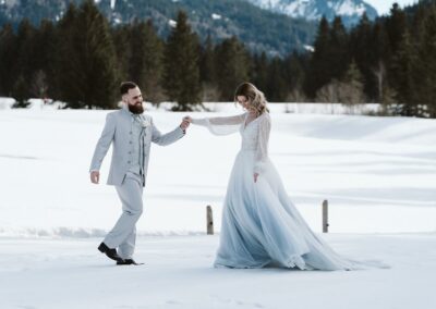 Brautpaarshooting bei einer luxuriösen und exklusiven Winterhochzeit in den Bergen