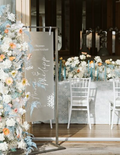 Dekoriertes Willkommensschild auf einer Winterhochzeit