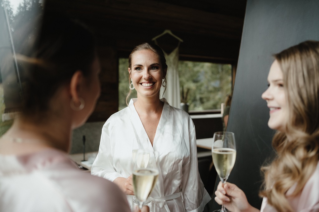 Entspannte Braut beim Getting Ready auf ihrer Berghochzeit in den Alpen