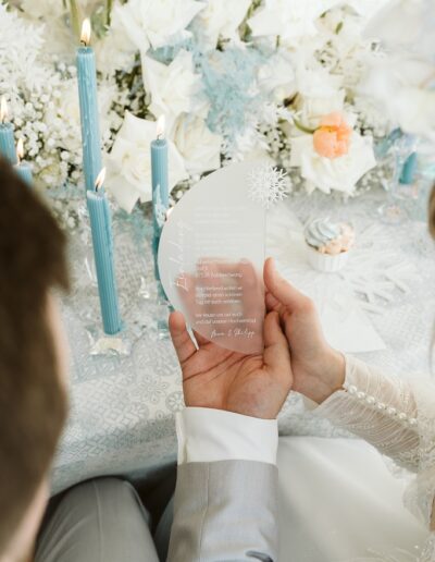 Einladungskarte aus Acryl für einer Berghochzeit im Winter im Allgäu