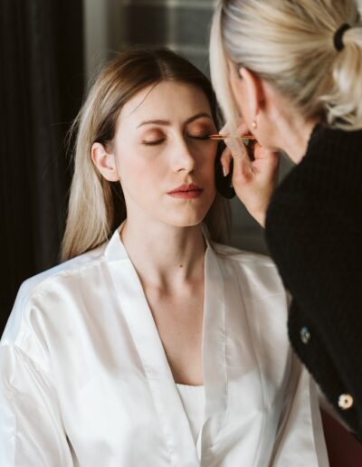 Braut beim Getting Ready mit der Stylistin für die Berghochzeit