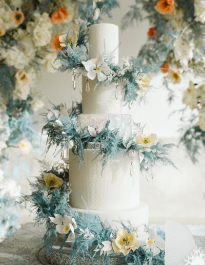 Pompöse Hochzeitstorte für eine exklusive und luxuriöse Winterhochzeit in den Bergen