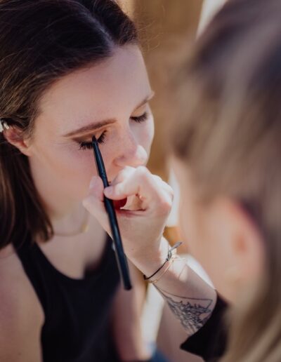 Bride styling on her wedding day in the mountains in the Salzkammergut in the sunshine