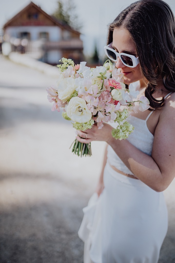 Bride with sunglasses and bridal bouquet shortly before her free wedding ceremony