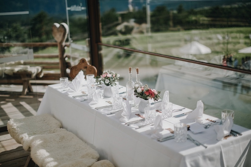 Dekoration und Floristik auf einer Hochzeit am Berg in Innsbruck in den Alpen