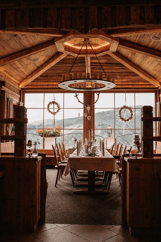 Gedeckter Tisch auf einer Berghochzeit in einer Almhütte in Österreich