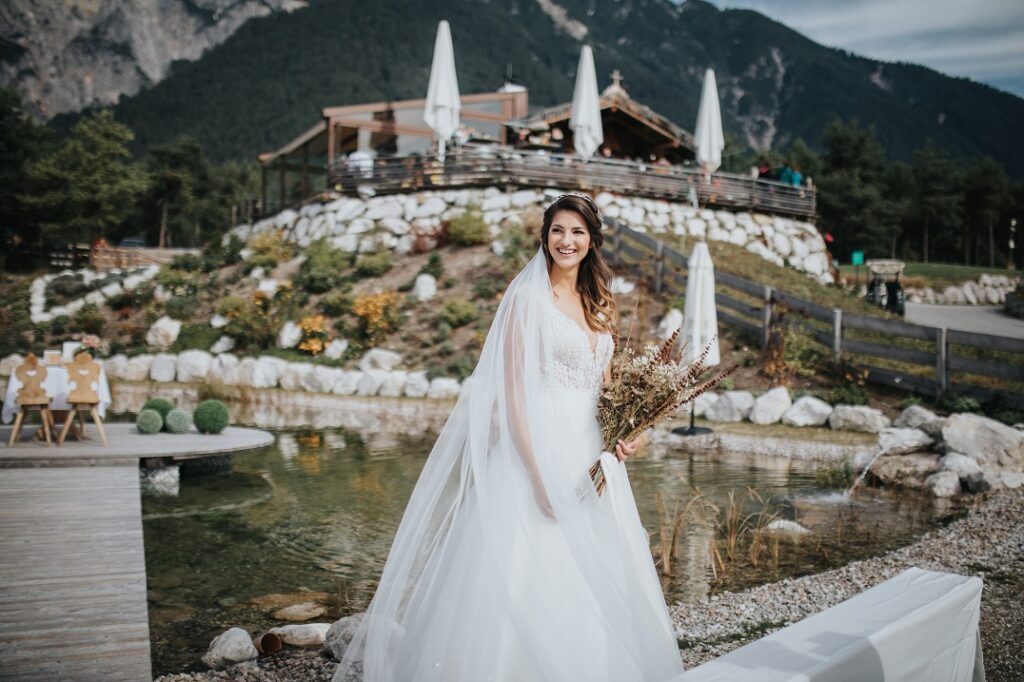 Braut auf ihrer Hochzeit am Berg in der Stöttlam in Österreich