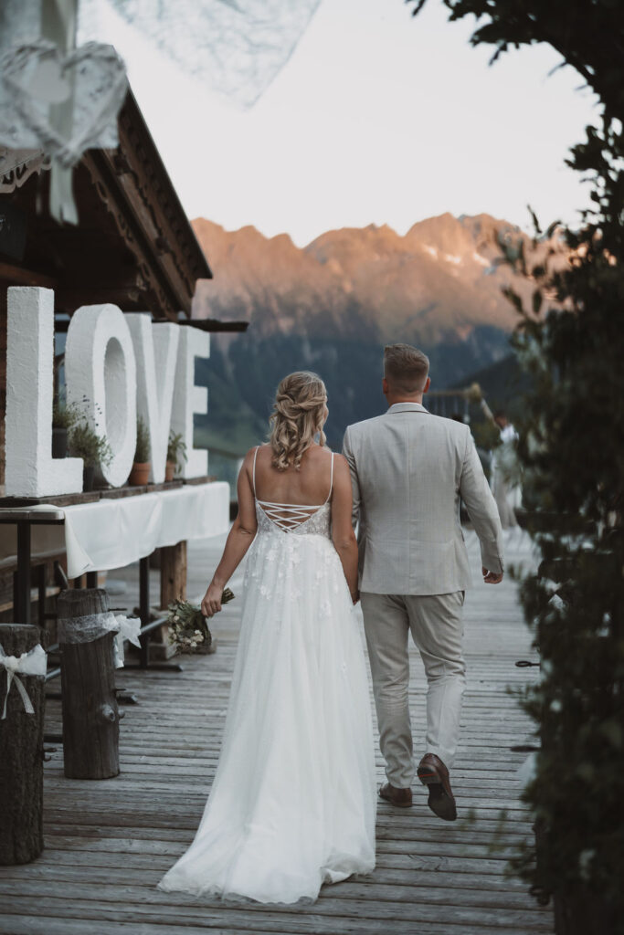 Brautpaar bei ihrer Hochzeit am Berg in den Österreicher Alpen