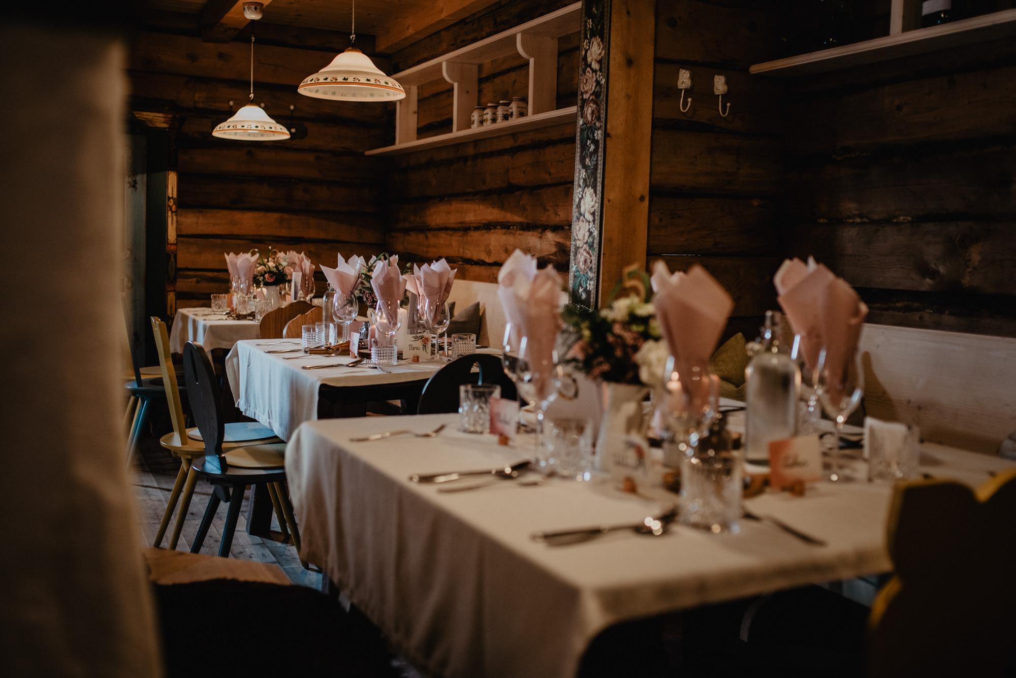 Table decorations for a mountain wedding at the Zachhofalm in Dienten am Hochkönig