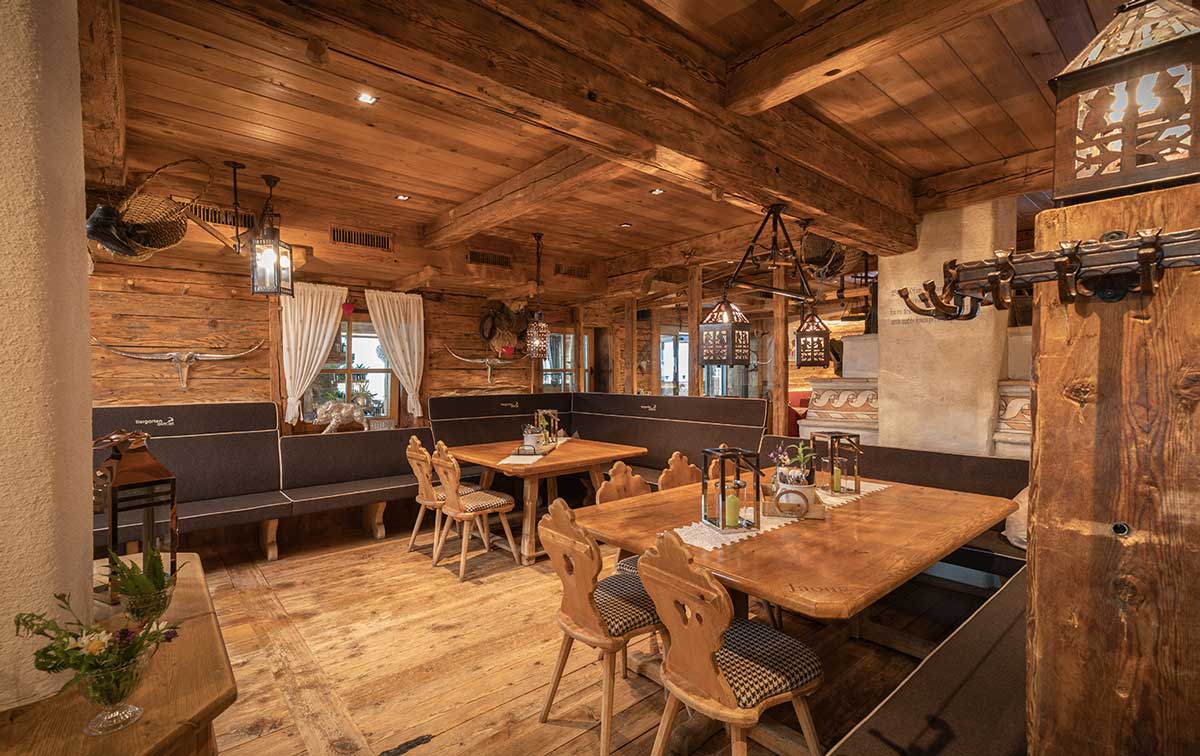 Rustic parlour in the Tiergartenalm for your mountain wedding