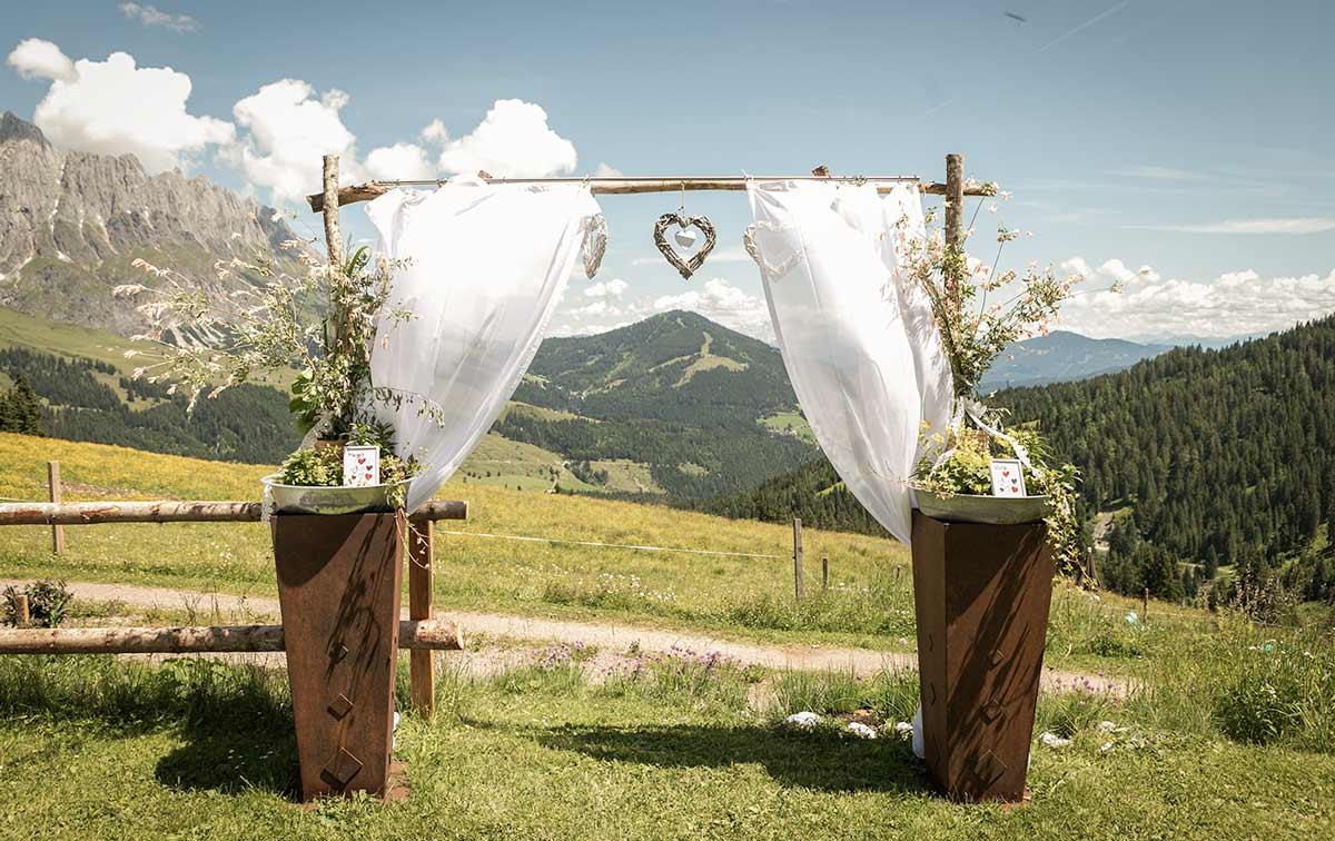 Wedding arch at a free wedding ceremony on the Tiergartenalm in the Hochkönig region