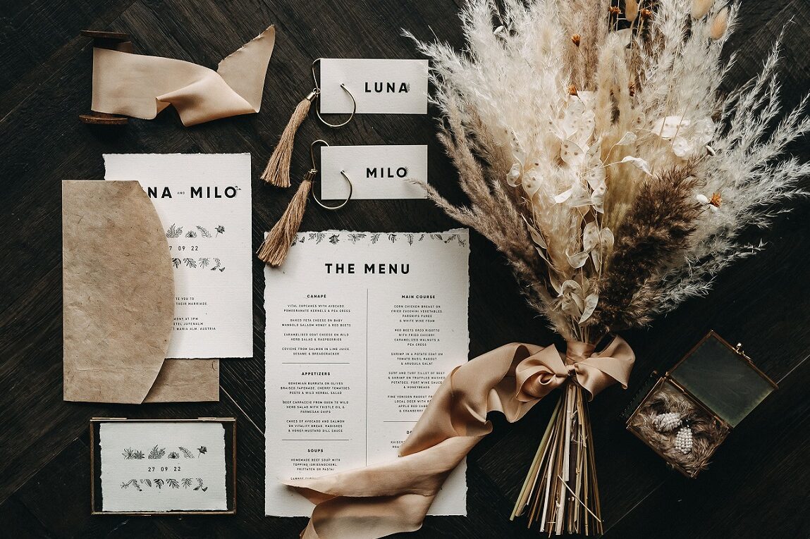 Flatlay of the Papterie at your mountain wedding on the Jufenalm