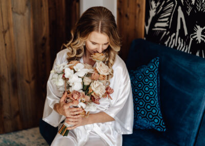 First Look mit dem Brautstrauß