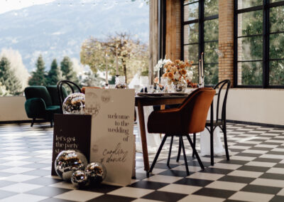 Tablesetting mit Discokugeln und Welcomeschild auf einer Berghochzeit