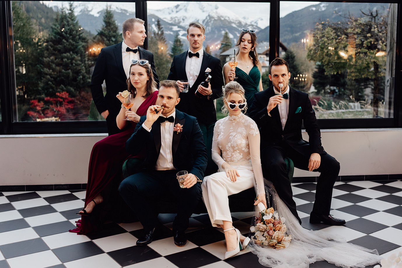 Gruppenbild auf einer lässigen Berghochzeit im alpinen Stil in Österreich