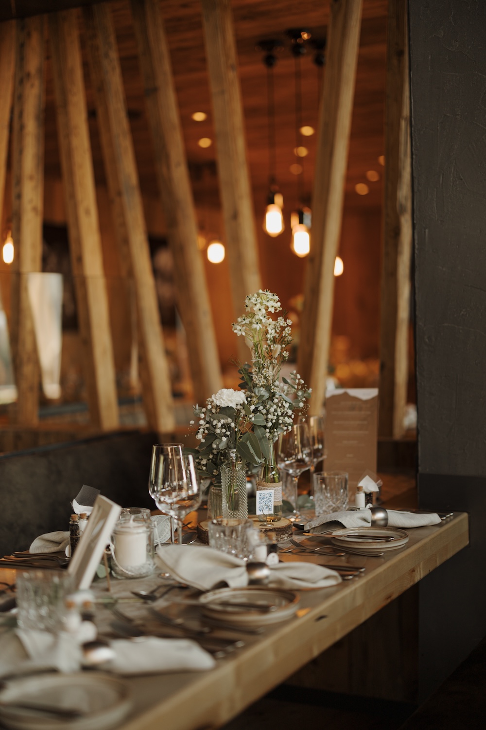 Elegante Tischdekoration bei einer Hochzeit am Berg in den Zillertaler Alpen
