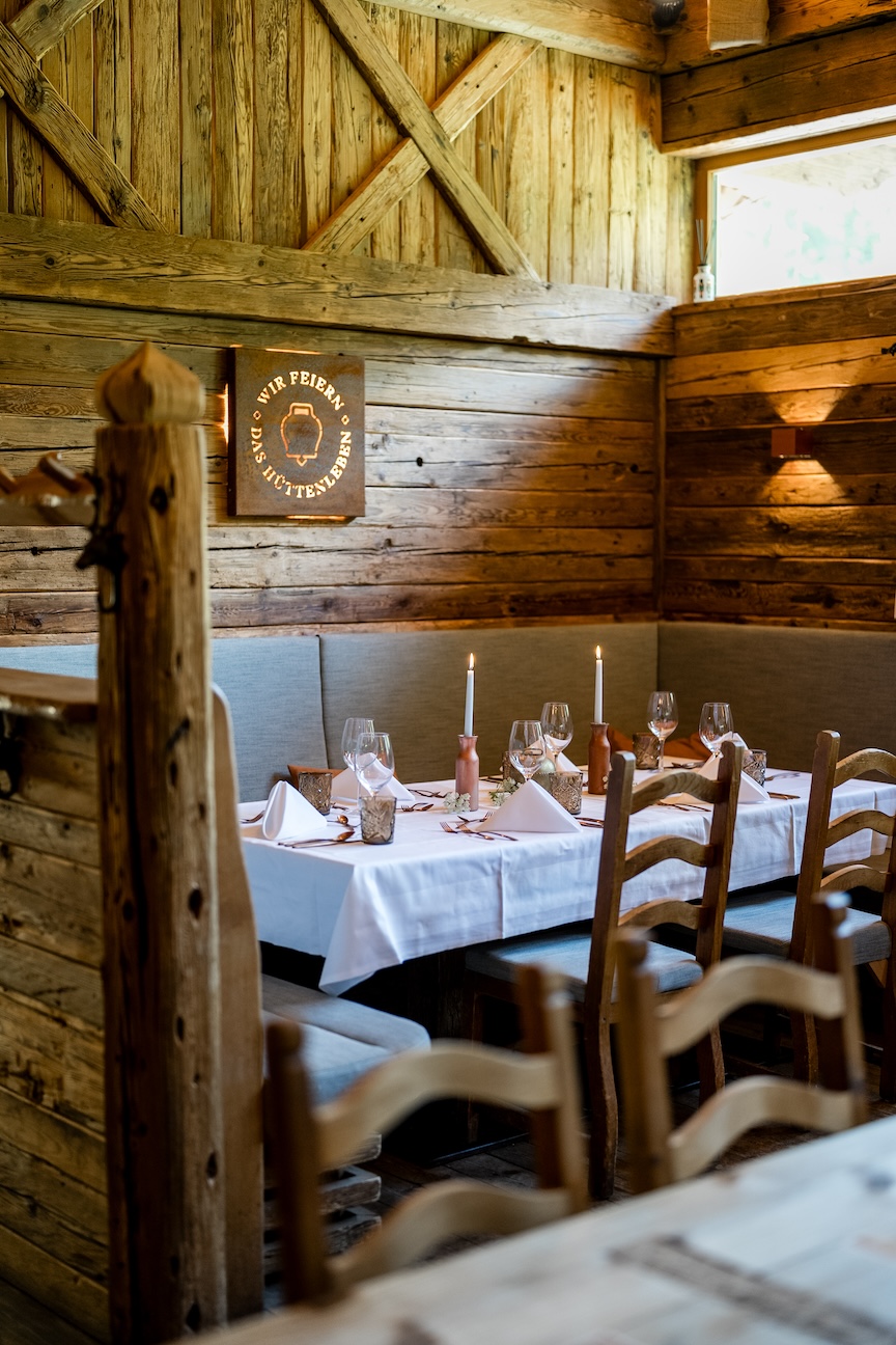 Gedeckter Tisch auf einer Hochzeit am Berg in einer Almhütte