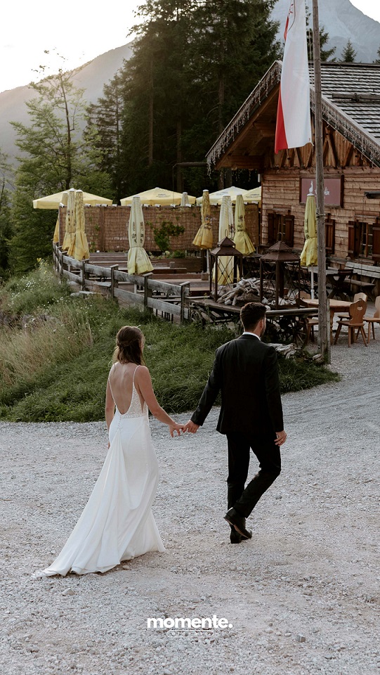 Brautpaar auf ihrer Hochzeit in den Bergen in Österreich an der Zugspitze