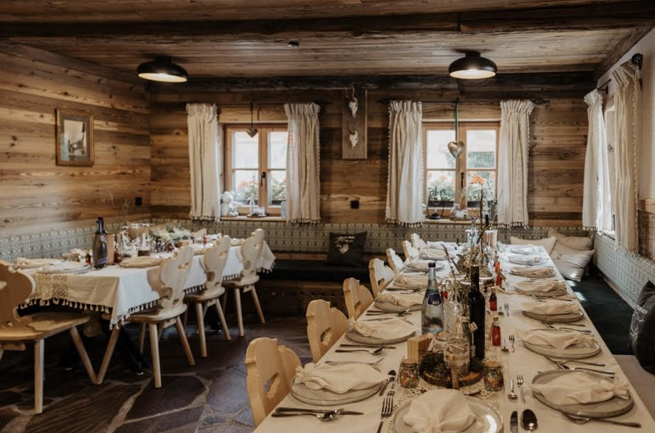 Gemütliche Stube bei einer Almhochzeit in den Bergen Österreichs bei Innsbruck