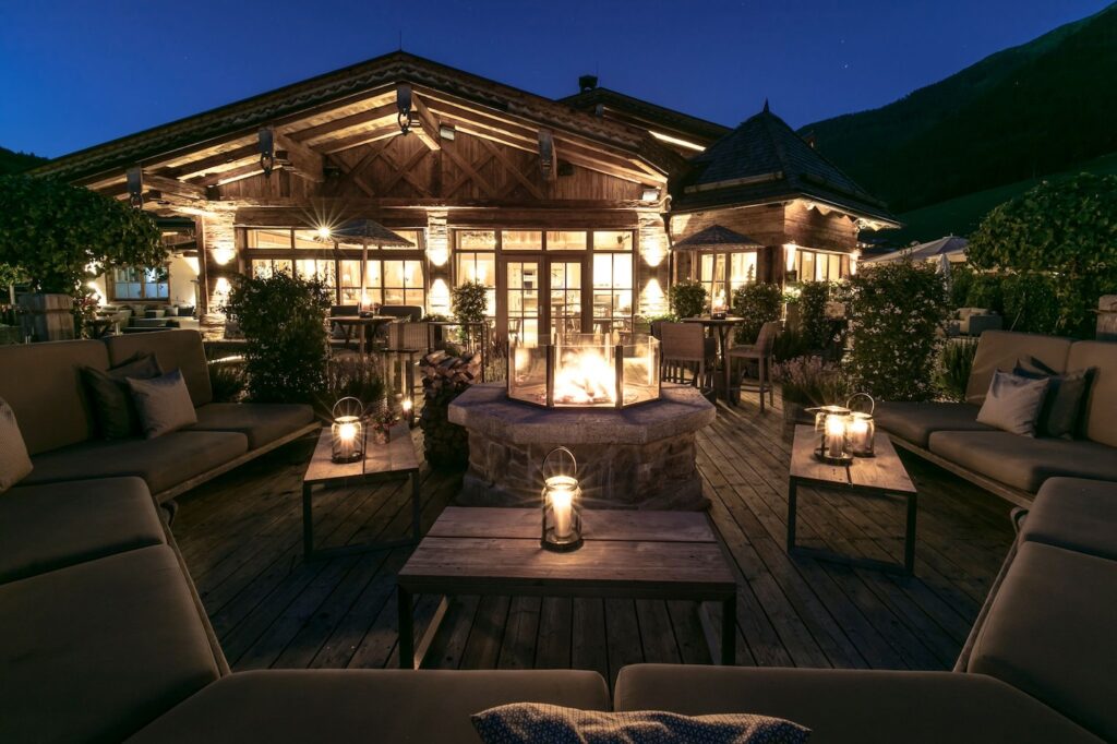 Gemütliche Stimmung auf einer Berghochzeit i, Salzburger Land