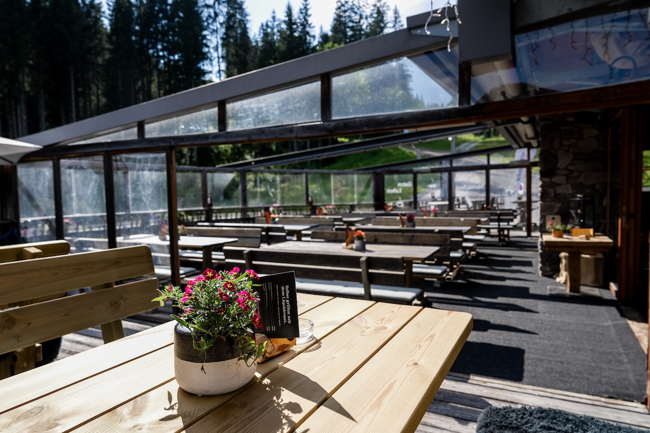 Verglaster Wintergarten für eine Berghochzeit in Österreich