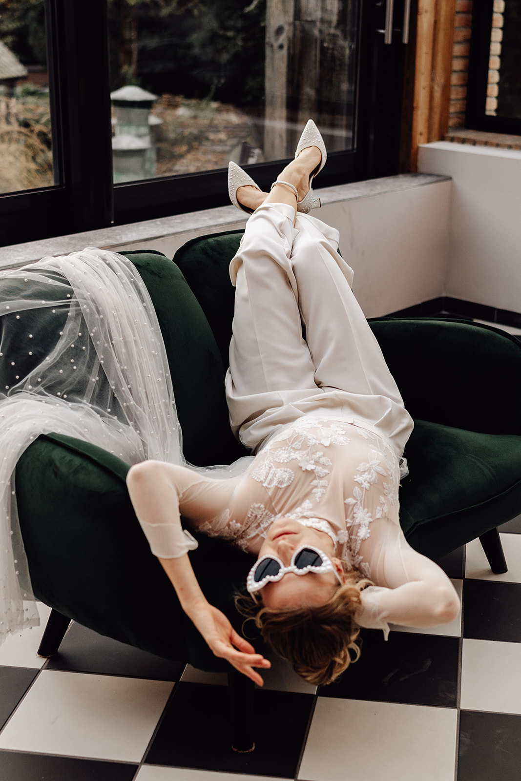 Braut in einem Jumpsuit auf ihrer Hochzeit in Salzburg