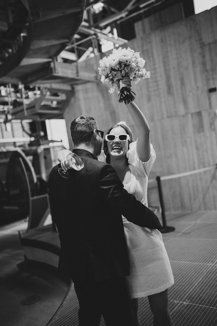 Entspanntes Brautpaar dank Hochzeitsplaner als Zeremonienmeister