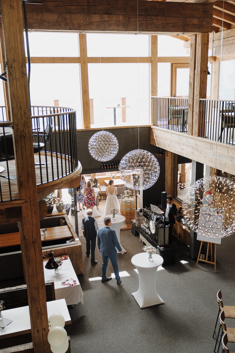 Brautpaar bei dem Empfang auf ihrer Hochzeit in den Alpen in Österreich rund um Salzburg und Innsbruck