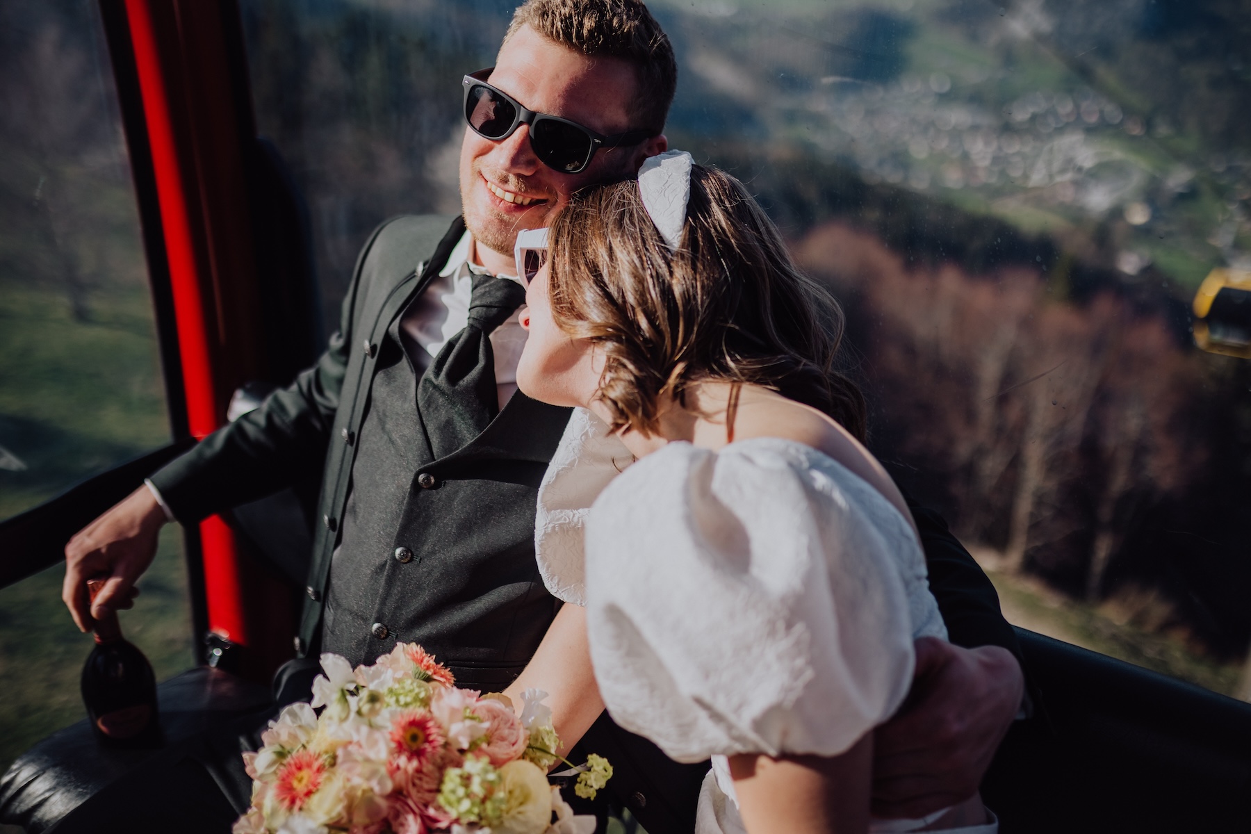 Brautpaar in der Gondel bei ihrer Hochzeit in Oberösterreich