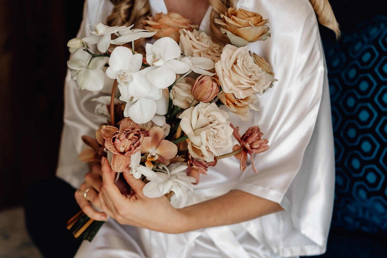 Braut mit ihrem Brautstrauß auf ihrer Hochzeit in Österreich