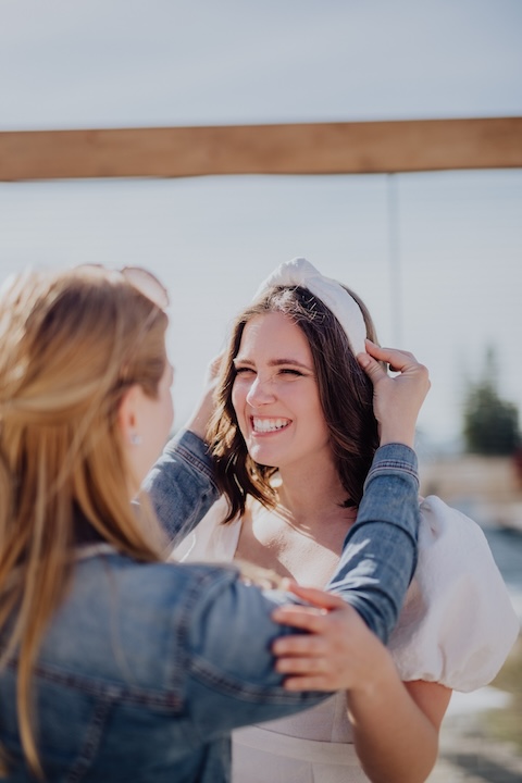 Hochzeitsplaner und Braut beim Getting Ready auf einer Berghochzeit