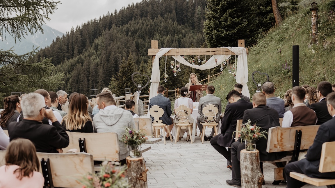 Freie Trauung auf einer Almhütte bei einer Berghochzeit in Österreich