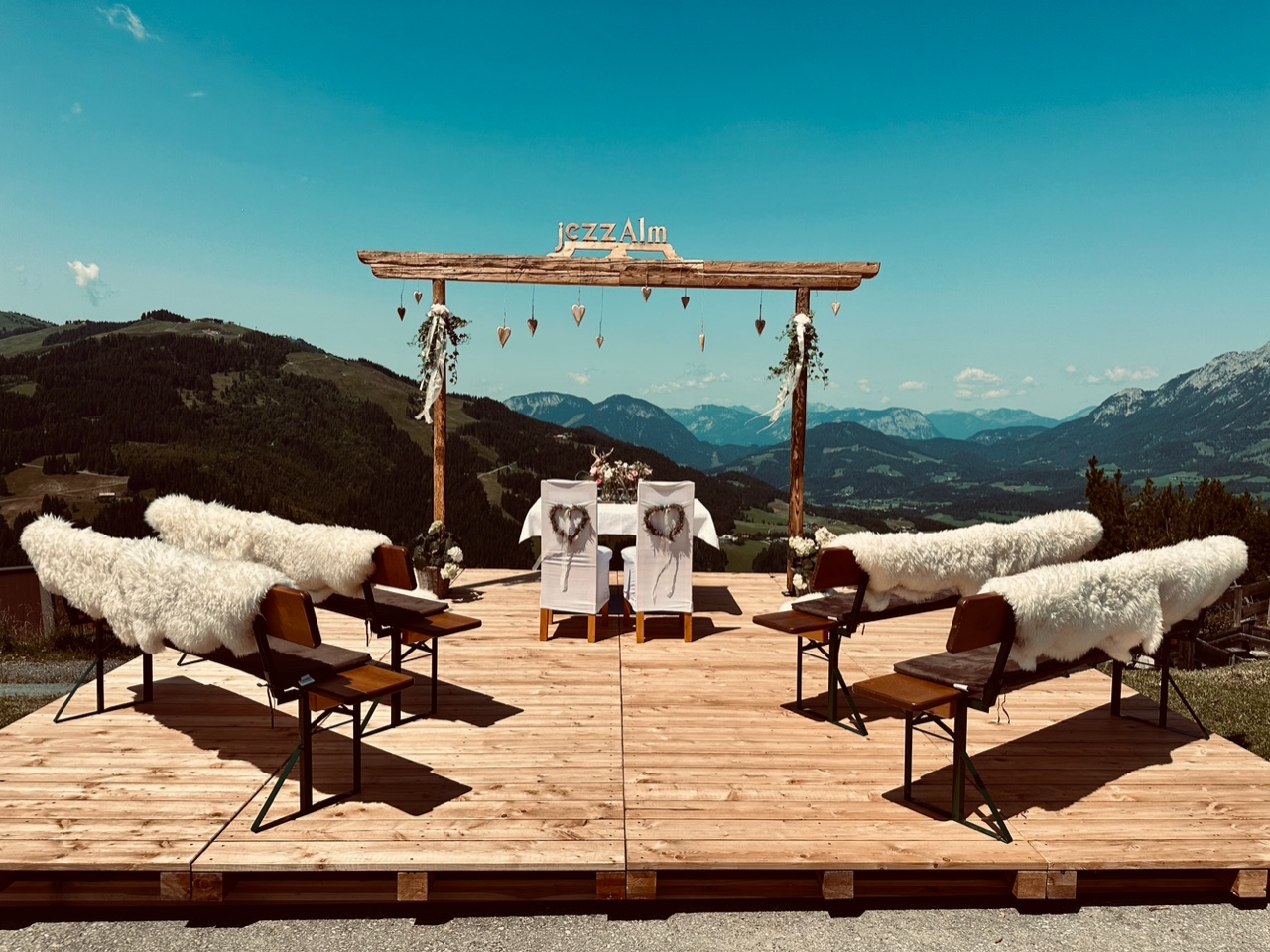 Trausetting mit Bergpanorama für eine Hochzeit am Berg