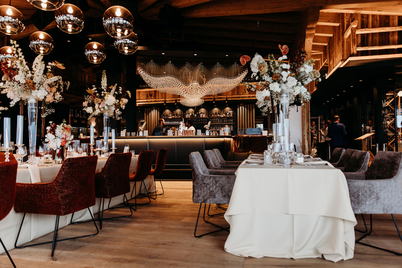 Tischdekoration mit Floristik auf einer Berghochzeit in Österreich