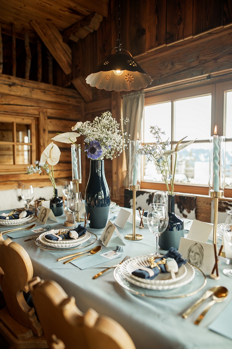 Tischdekoration mit Floristik auf einer Berghochzeit in Österreich