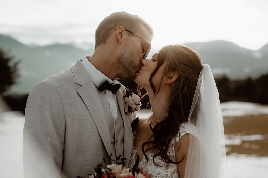 Brautpaar auf ihrer Winterhochzeit in Österreich auf der Stöttlalm